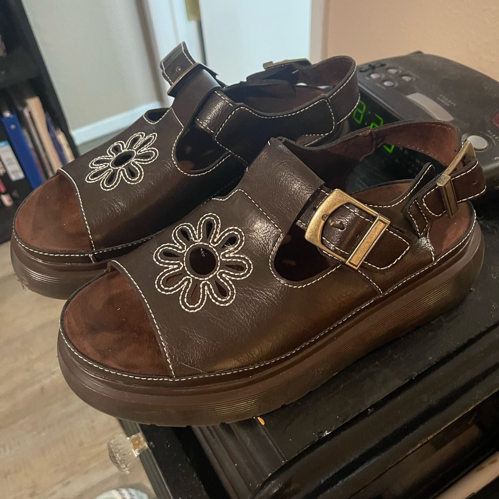 Y2K look chunky sandal